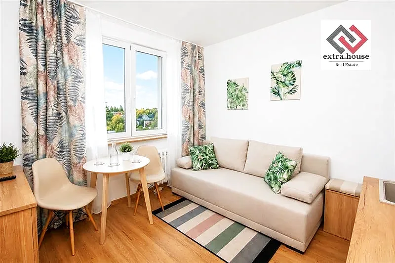Salon z jasną kanapą i zasłonami w liście; Sopot, al. Niepodległości 710